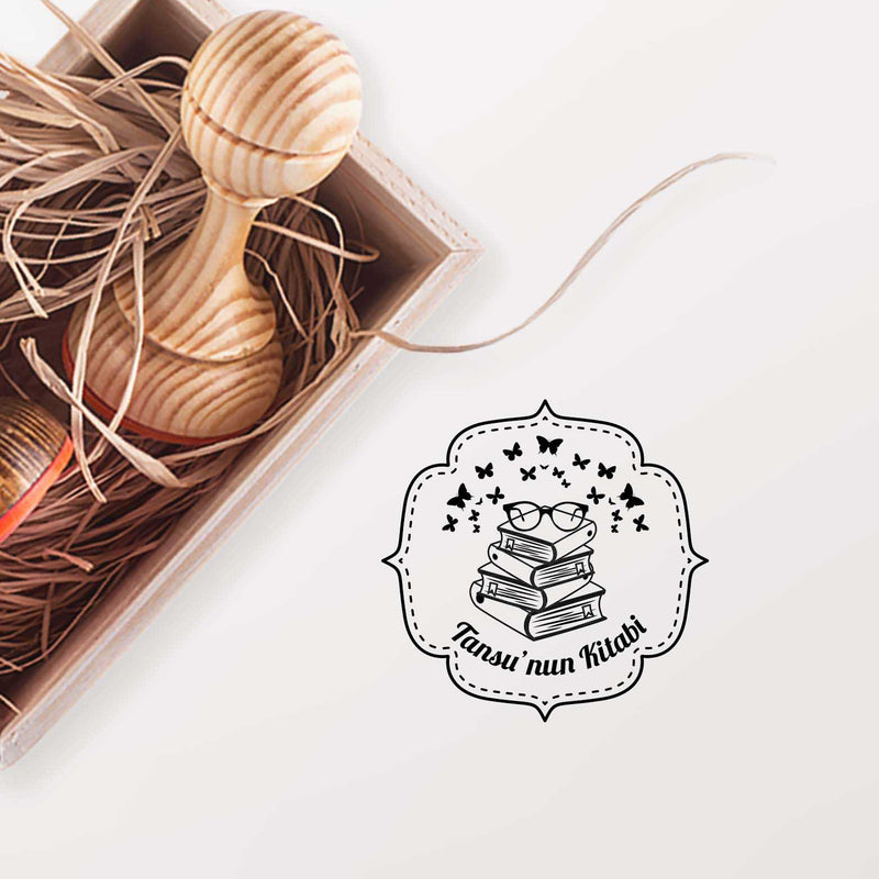 Çerçeveli Kitap Üzerinde Kelebekler Mührü